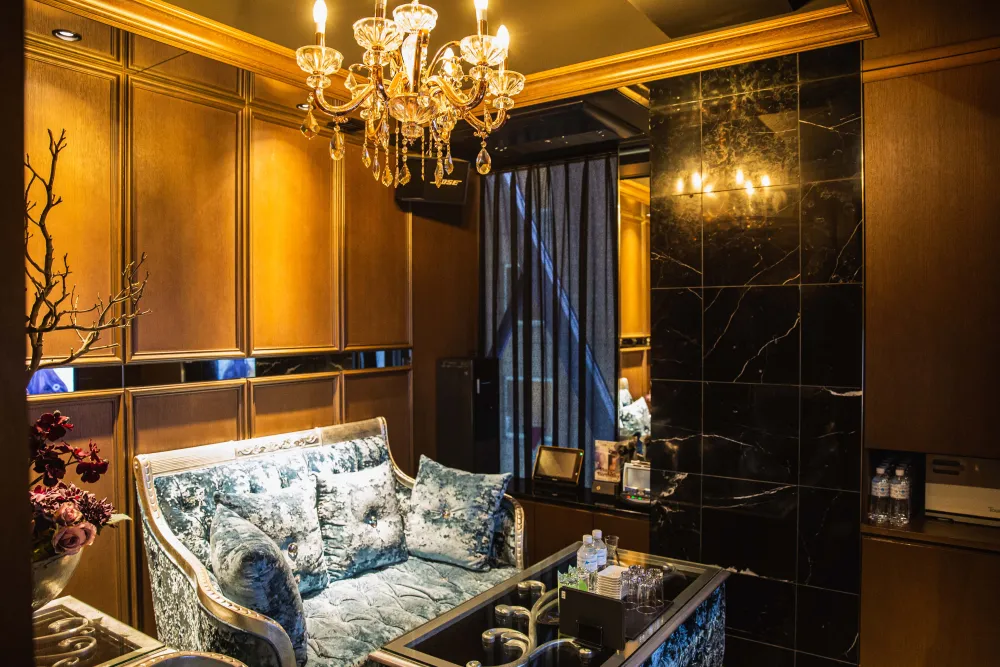 VIP ROOM
